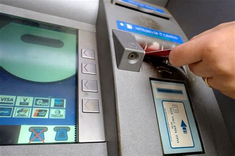 Sistema eletrônico interbancário que permite o acesso a diversos serviços. Número de compras com multibanco e levantamentos caem para ...