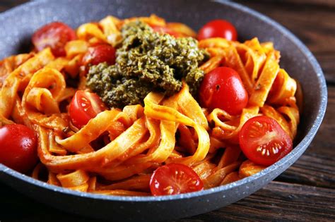 Tagliatelle Pasta Met Tomatensaus Parmezaanse Basilicum Online Puzzel