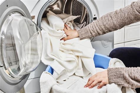 A Woman Pours Detergent Into The Washing Machine Creative Commons Bilder