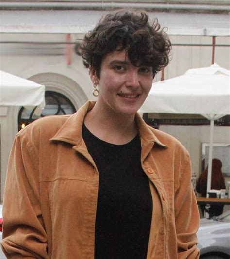 Olaylı hayatından ve cinsel yöneliminden dolayı modelliği bırakan 2009 türkiye güzeli senem kuyucuoğlu, yarı rus yarı i̇ranlı sevgilisi medis mir'le ayrıldıktan sonra kalbini bir başka güzele. 'O kadın sevgilim' foto galerisi - Olay