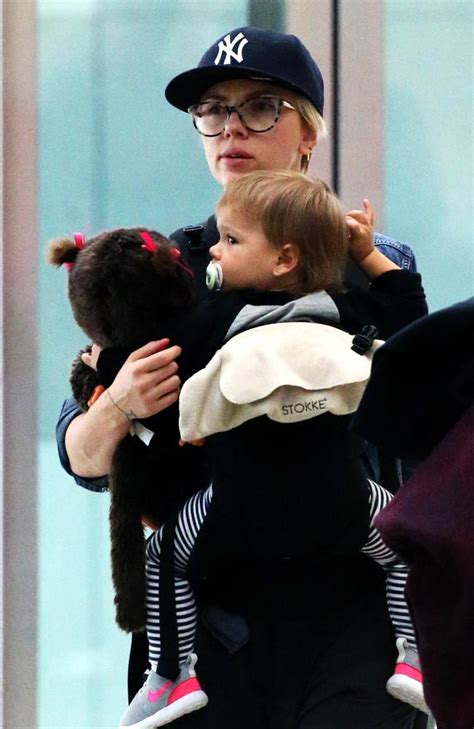 Ayahnya, karsten olaf johansson, adalah seorang arsitek kelahiran denmark, dan kakek dari pihak ayahnya, ejner johansson, adalah seorang ahli sejarah, penulis naskah dan sutradara film (ayahnya scarlett sendiri berkebangsaan swedia). Scarlett Johansson at Sydney Airport: Star unrecognisable ...
