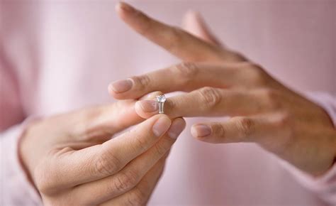 意外に奥深い婚約指輪をどの指につけるか！あなたはどうする？ 銀座で婚約・結婚指輪を選ぶならヴィーナスティアーズ