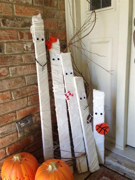 Halloween garland strand wooden skulls can be used as a table decor. 20 Halloween Decorations Crafted from Reclaimed Wood - Amazing DIY, Interior & Home Design