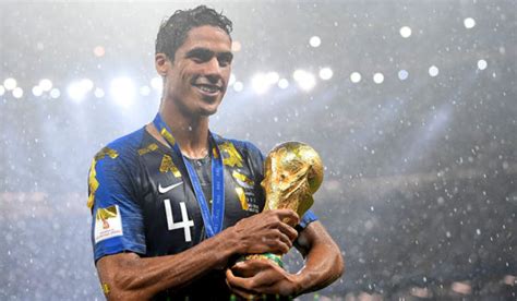 Modrić spricht kroatisch, englisch und spanisch. Gratulationenen für Varane: „Traum-Saison! Du verdienst es ...