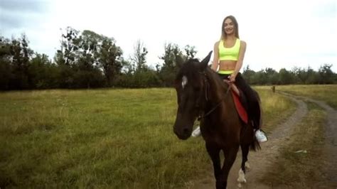 Attraktive Junge Mädchen Reitet Ein Pferd Stock Footage Videos