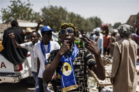 The rebels that launched the offensive against the regime rejected the transition government led by one of deby's sons, and vowed to pursue the offensive. Treinta años en el poder y un nuevo mandato a la vista ...