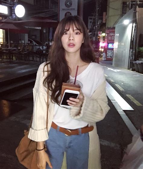발 = leg 벗다 = remove 발 벗다 = be barefooted. 인사이트 패션 - 여친짤의 정석, 분위기여신 '이선빈' | Facebook