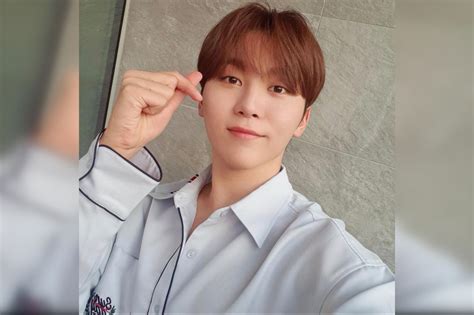 Seventeen S Seungkwan Learns To Play Badminton In New Variety Show