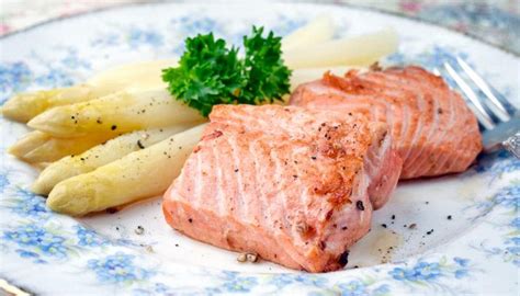 Scopri tutti gli ingredienti e le fasi di preparazione! Ricetta Asparagi bianchi e salmone - Le Ricette di Buonissimo