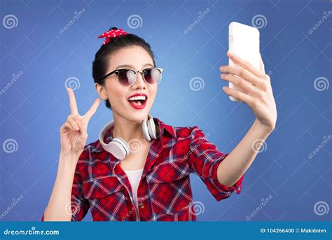 lächelndes reizendes aktives asiatisches mädchen das selfie foto macht stockfoto bild von