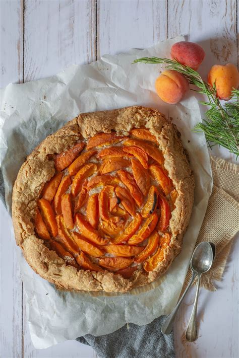 Tarte rustique aux abricots amandes et romarin