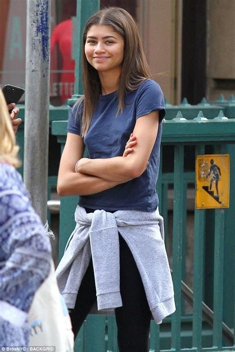 Zendaya Steps Out In Leggings And A T Shirt For Solo Stroll In Nyc Zendaya Outfits Zendaya
