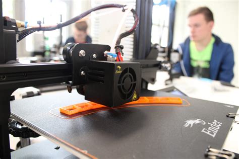 Auch wenn ich nicht genau weiß wofür ich den brauchen könnte habt ihr schon so ein ding zu hause stehen? Schülerinnen und Schüler bauen den eigenen 3D-Drucker für ...