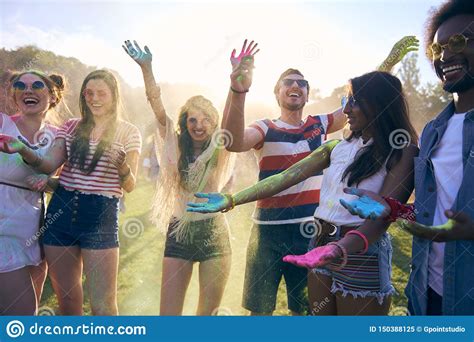 Friends Having Fun During Music Festival With Colour Powders Stock Image Image Of Crowd