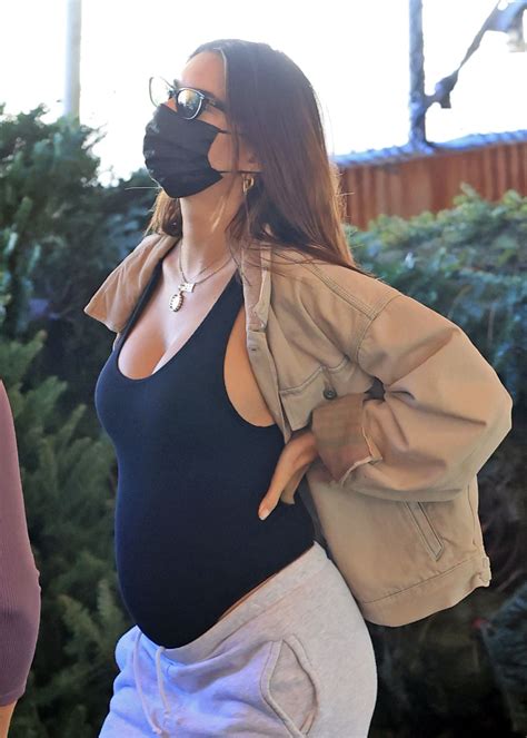 Pregnant Emily Ratajkowski Ont For Christmas Tree Shopping In Los