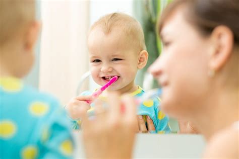 Eltern fragen sich, wann der richtige zeitpunkt zum abgewöhnen gekommen ist und sind besorgt, wenn der nachwuchs. Ab wann sollten Kinder Zähne putzen? - experto.de