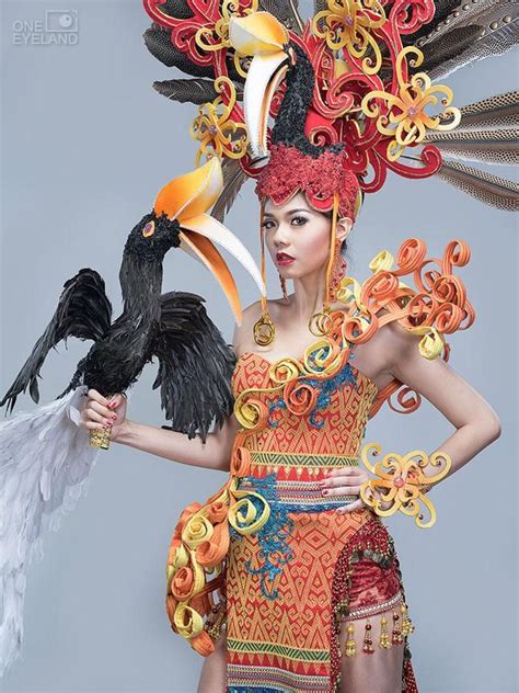 It is derived from indonesian culture and national costumes are worn during official occasions as well as traditional ceremonies. National Costume From Papua Indonesia | Indonesia