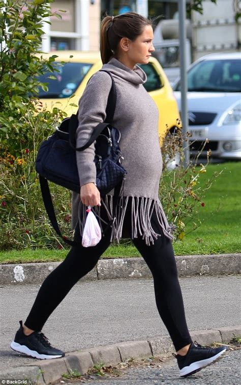 Pregnant Sam Faiers Displays Her Baby Bump On Date Night Daily Mail