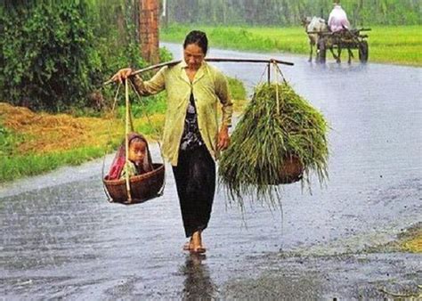 Mulusnya ibuku, nikmatnya kakakku (by: Perjuangan Seorang Gambar Ibu Dan Anak Sedih - LIRIK LAGU