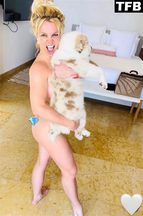 Britney Spears Poses Naked With Her Pooch 6 Photos Thefappening