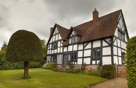 Tudor style homes are based loosely on early english building traditions and emerged in the united states around 1890. 30 Tudor Style Homes & Mansions (Historic and Contemporary ...