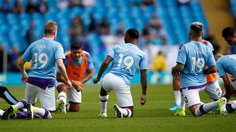 Doch sein gehalt könnte ein dammbruch für die branche sein. Premier League: Manchester-City-Spieler tragen Sané ...