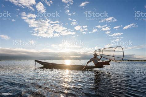 Nelayan Intha Di Danau Inle Saat Matahari Terbit Dayung Kaki