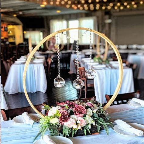 Modern Wooden Circle With Crystal Centerpiece In 2020 Table