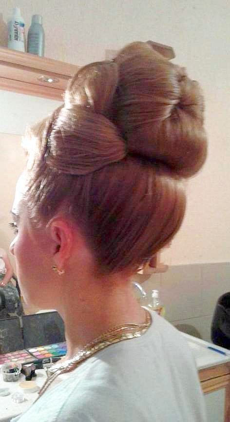 Great Hair Updo And Maybe Vintage But Like This Hairstyle Also