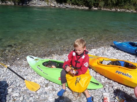 Wörnitz, altmühl, naab und regen kommen ihr von links entgegen. ist eine andere schreibung von iller, lech, isar, inn, fließen rechts zur donau hin.wörnitz, altmühl, naab und regen kommen ihr von links entgegen., die in der schweiz und in liechtenstein den orthografischen regeln entspricht. Lech und Iller mit den Kindern