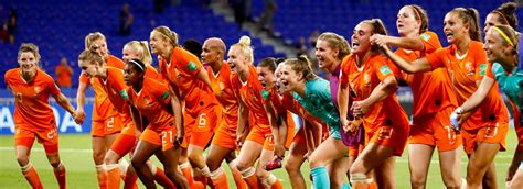 Een kleine, maar wel logische verandering van het logo wat we allemaal kennen. Fotoverslag: Oranje Leeuwinnen doen het, zondag in Lyon WK ...
