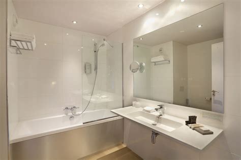 Chambre d'hôtes la retraite sentimentale (besancon doubs) notre maison d'hôtes ouverte toute l'année est idéalement située pour une soirée étape entre le nord et le sud de l'europe, du tourisme vert et des vacances comtoises, du repos lors. Salle de bains Chambre Prestige Hôtel de Paris à Besançon