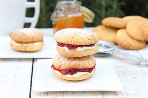 I lemingtons, dolcetti di pan di spagna tagliati a cubetti e glassati con cioccolato e cocco, a volte anche farciti con marmellata di fragole o. I biscotti Monte Carlo, si ispirano a dei biscotti ...