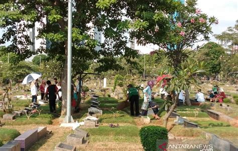 Ziarah Kubur Warga Jakarta Padati Tempat Pemakaman Umum