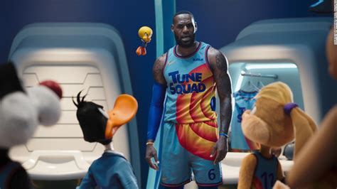 Revisión De Space Jam A New Legacy Lebron James Se Prueba Los Zapatos De Michael Jordan En