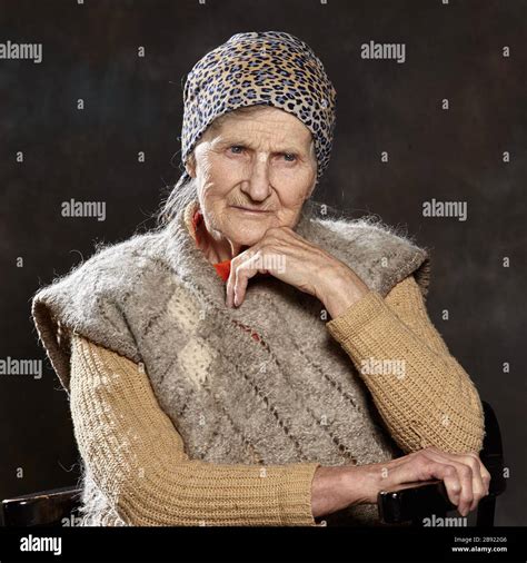 vieille femme solitaire mature à la retraite banque de photographies et d images à haute