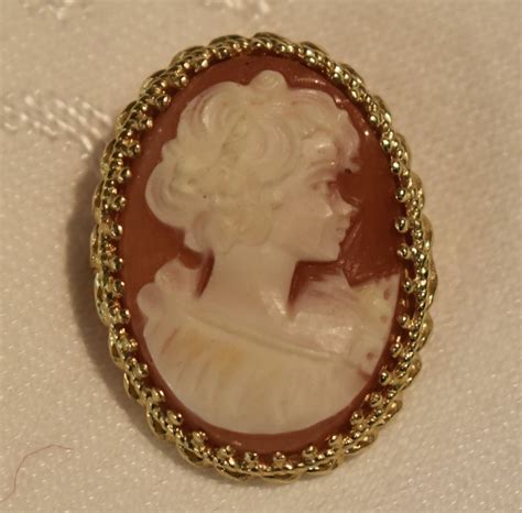 14k Gold Italian Carved Shell Cameo Brooch Pendant