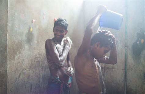 孟加拉制衣厂童工群像：日工资2元 每周只休半天高清组图童工加班工厂新浪新闻