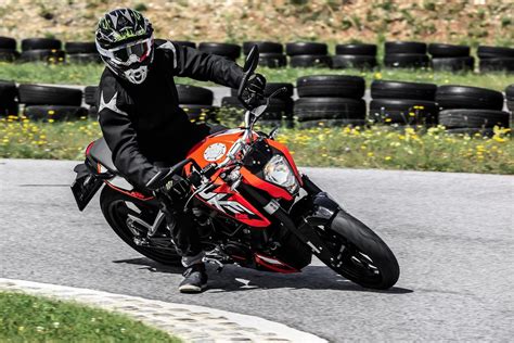 The 125 duke is powered by 124.71cc bs6 engine which develops a. KTM Duke 125 im Jungredakteurstest - Testbericht