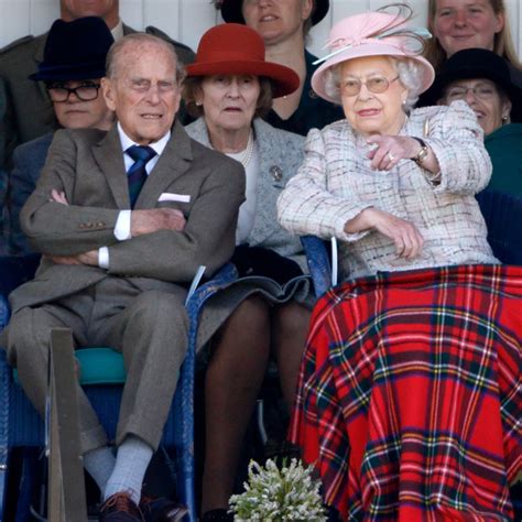 Gb, la regina elisabetta nomina cavaliere il centenario tom moore: La Regina Elisabetta II e il Principe Filippo, una coppia ...