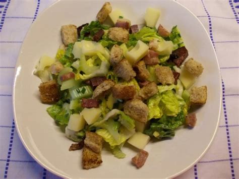 Besonders lecker, braucht wenig platz. Romanasalat mit Knoblauchcroutons und gerösteten ...