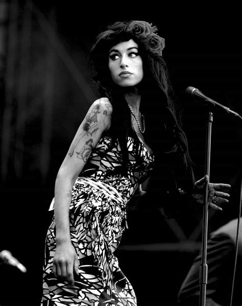 Amy Winehouse Black And White Wallpaper