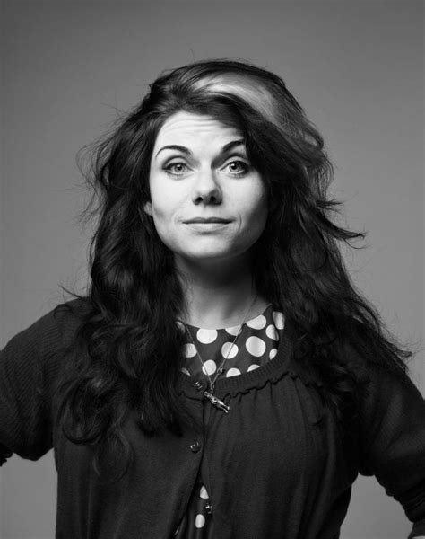 Caitlin Moran La Aventura De Ser Mujer Desde Su Necesario Feminismo