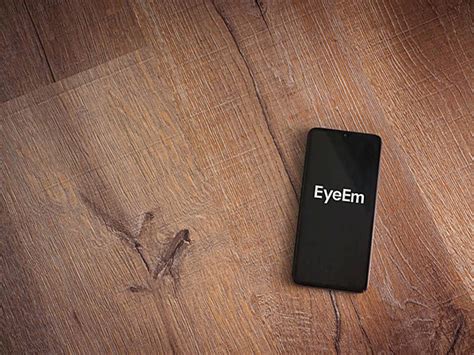 Launch Screen Of Eyeem The Imagesharing And Selling App Featuring Logo