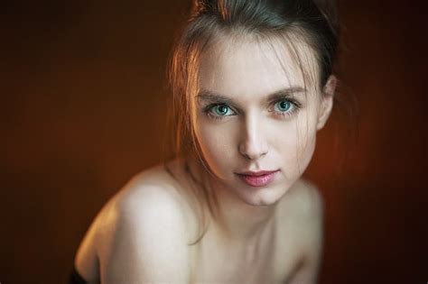 女の子 緑の目 写真 褐色 モデル 唇 面 ポートレート 口 単純な背景 裸の肩 victoria vishnevetskaya、 hdデスクトップの壁紙