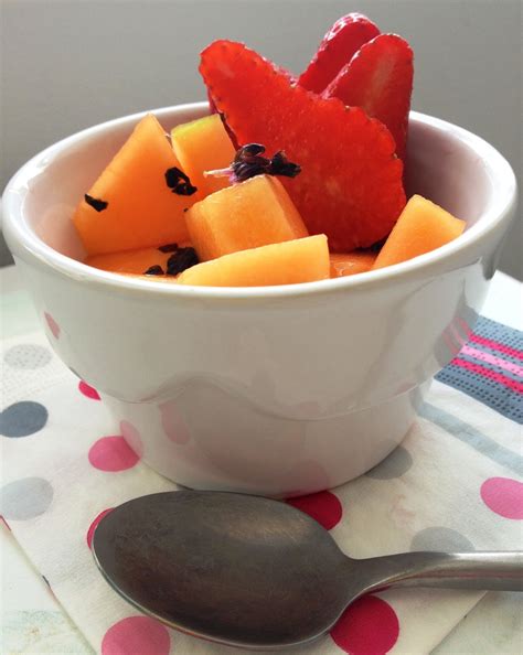 Le melon et les fraises en salade au basilic pourpre et sirop de pêche