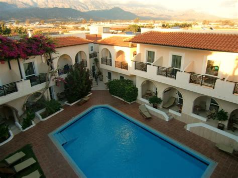 Ausgewählte hotelbewertungen zum hotel little inn holidays & leisure. "Blick von der Dachterrasse" Hotel Little Inn (Tympaki ...