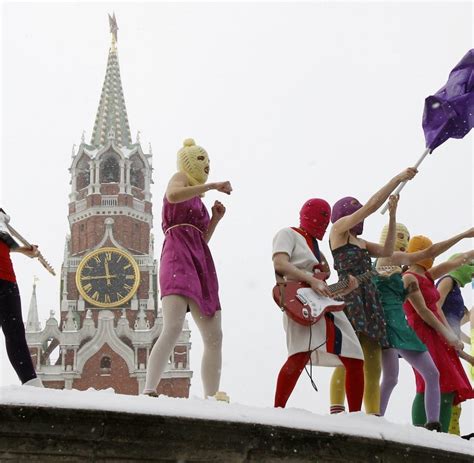 Pussy Riot Russische Feministinnen Erobern Den Roten Platz Welt