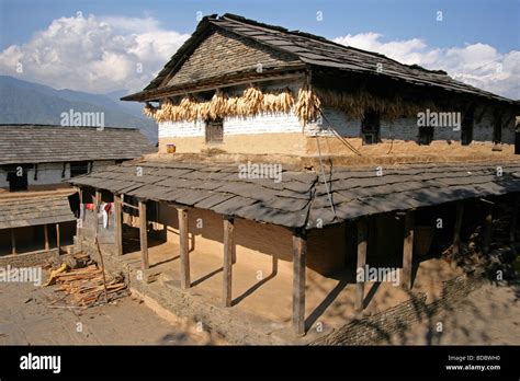 schöne traditionelle nepali haus im dhampus village im himalaya pokhara nepal stockfotografie