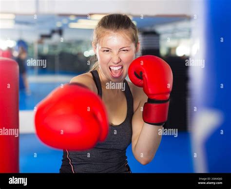Female Boxing Knockout Fotos Und Bildmaterial In Hoher Auflösung Seite 2 Alamy